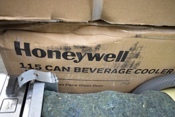 BRAND NEW SCRATCH AND DENT! Honeywell H115BCS Metal Single Door Mini 115 Can Cooler and Beverage Refrigerator with Glass Door. 120 Volts, 1 Phase. Tested and Working! - Image 2 of 5