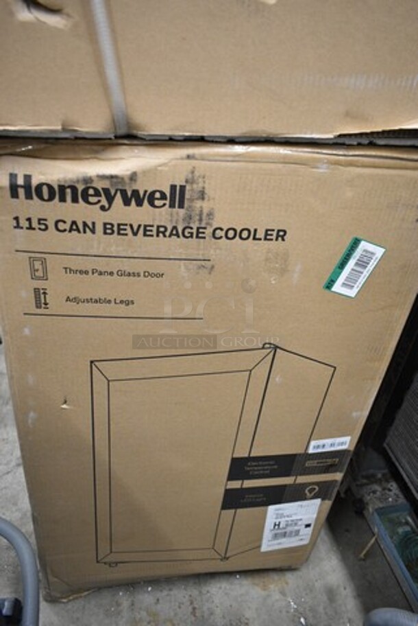 BRAND NEW SCRATCH AND DENT! Honeywell H115BCS Metal Single Door Mini 115 Can Cooler and Beverage Refrigerator with Glass Door. 120 Volts, 1 Phase. Tested and Working! - Image 4 of 5