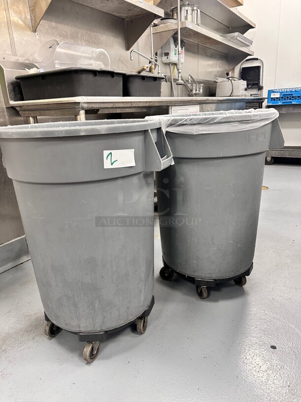 Rubbermaid BRUTE 32 Gallon Gray Round Trash Can, Lid, and Dolly Kit - Image 2 of 5