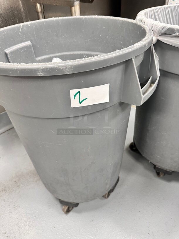 Rubbermaid BRUTE 32 Gallon Gray Round Trash Can, Lid, and Dolly Kit - Image 3 of 5