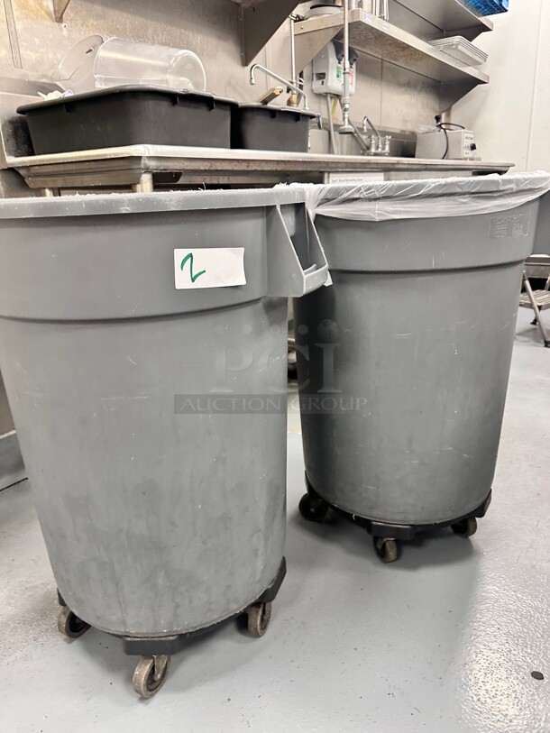 Rubbermaid BRUTE 32 Gallon Gray Round Trash Can, Lid, and Dolly Kit - Image 4 of 5