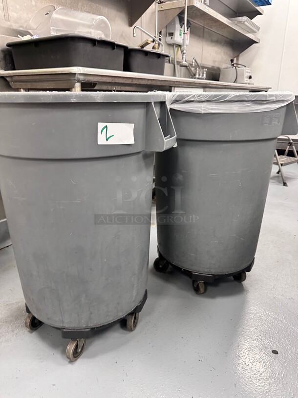 Rubbermaid BRUTE 32 Gallon Gray Round Trash Can, Lid, and Dolly Kit - Image 5 of 5