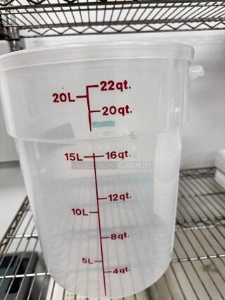 Choice 22 Qt. Clear Round Polycarbonate Food Storage Container With Lid