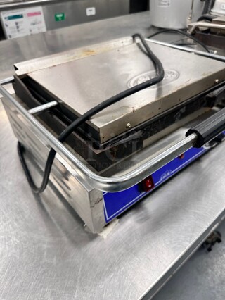 Globe GSG1410 Smooth Iron Top & Bottom Panini Sandwich Grill - 14 x 10 Cooking Surface - 120V, 1800W