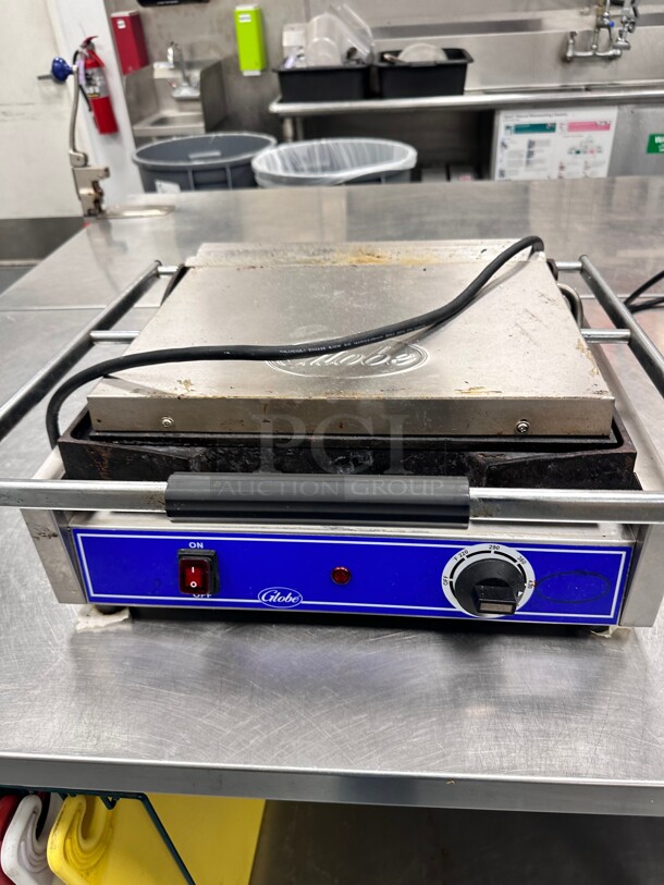 Globe GSG1410 Smooth Iron Top & Bottom Panini Sandwich Grill - 14 x 10 Cooking Surface - 120V, 1800W - Image 2 of 6