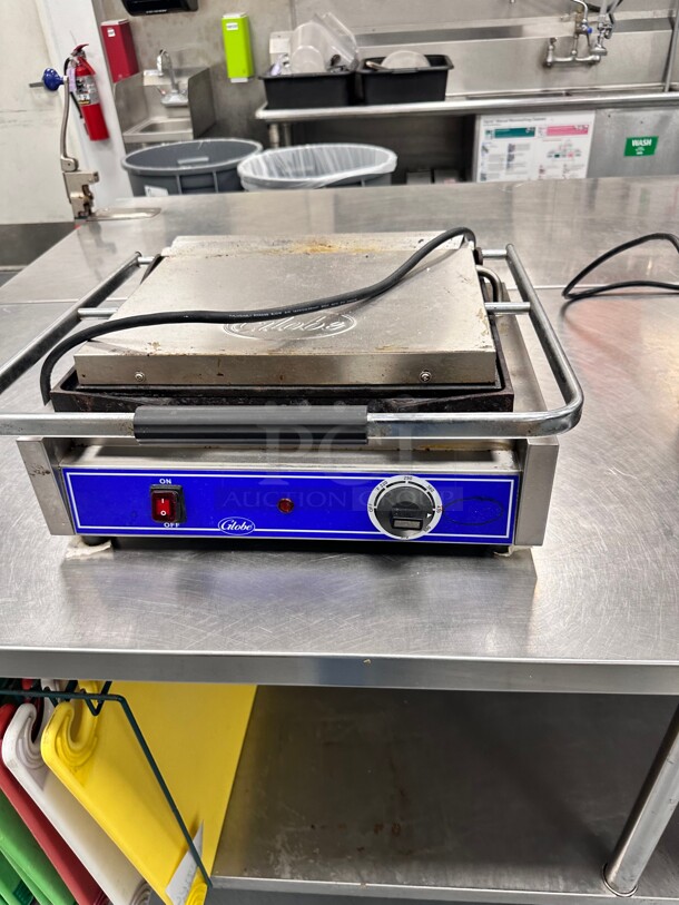 Globe GSG1410 Smooth Iron Top & Bottom Panini Sandwich Grill - 14 x 10 Cooking Surface - 120V, 1800W - Image 3 of 6