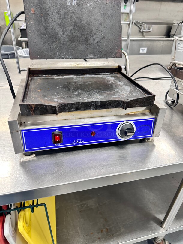 Globe GSG1410 Smooth Iron Top & Bottom Panini Sandwich Grill - 14 x 10 Cooking Surface - 120V, 1800W - Image 5 of 6