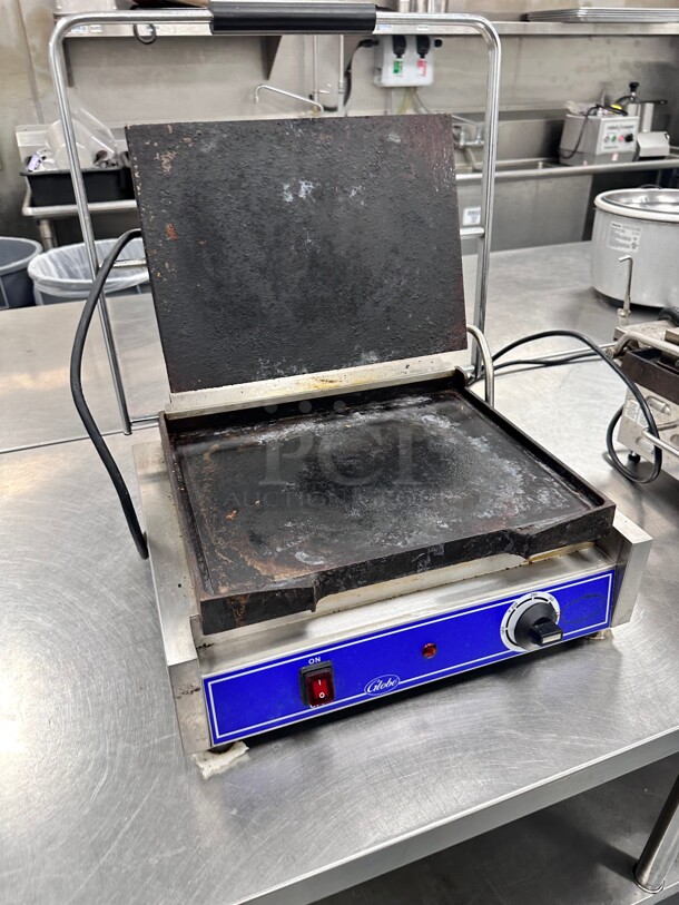 Globe GSG1410 Smooth Iron Top & Bottom Panini Sandwich Grill - 14 x 10 Cooking Surface - 120V, 1800W - Image 6 of 6