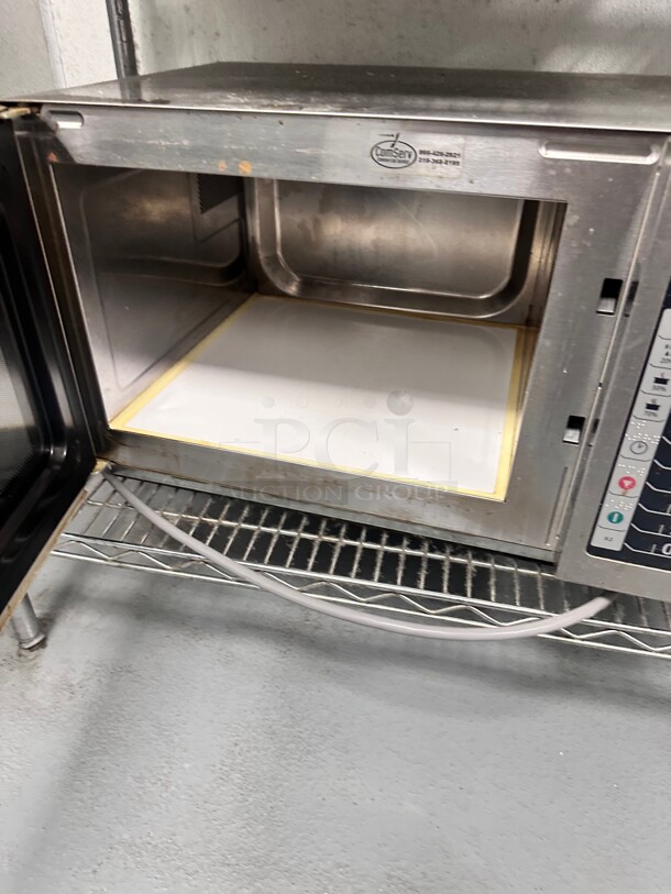 Late Model Amana RCS10TS Stackable Commercial Microwave with Push Button Controls - 120V, 1000W Working - Image 4 of 5