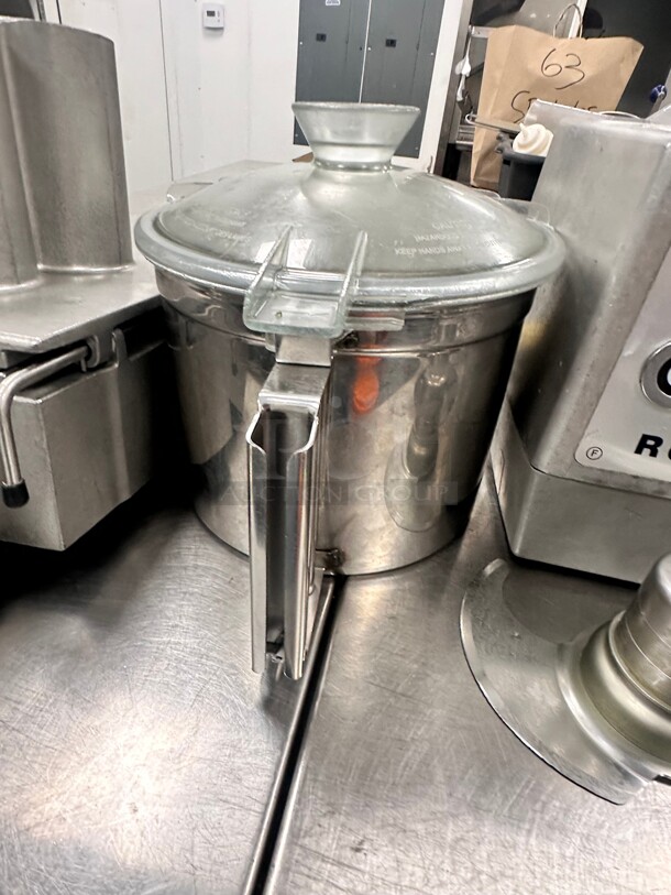 Late Model Robot Coupe R602V Series F New 115V Food Processor with Attachemnt - Image 6 of 11
