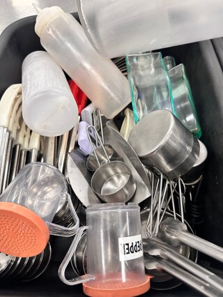 One Lot Of Kitchen Utensils 
