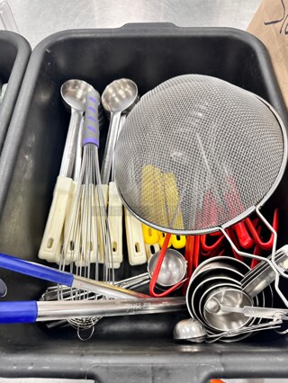 One Lot Of Kitchen Utensils 
