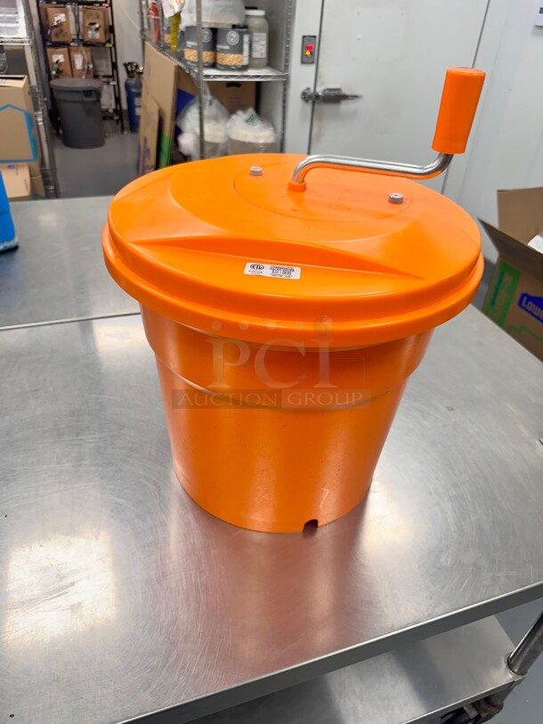 Dynamic E004 Manual Salad Spinner - 5 gal Capacity, Dries 6 to 8 Heads of Lettuce - Image 4 of 10