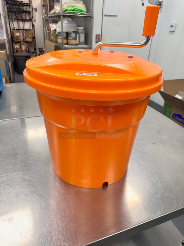 Dynamic E004 Manual Salad Spinner - 5 gal Capacity, Dries 6 to 8 Heads of Lettuce - Image 5 of 10