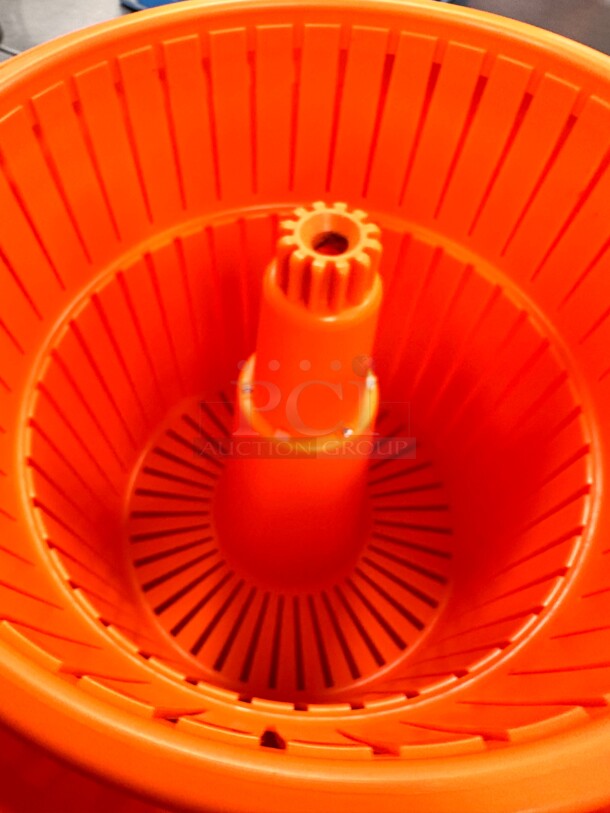 Dynamic E004 Manual Salad Spinner - 5 gal Capacity, Dries 6 to 8 Heads of Lettuce - Image 6 of 10