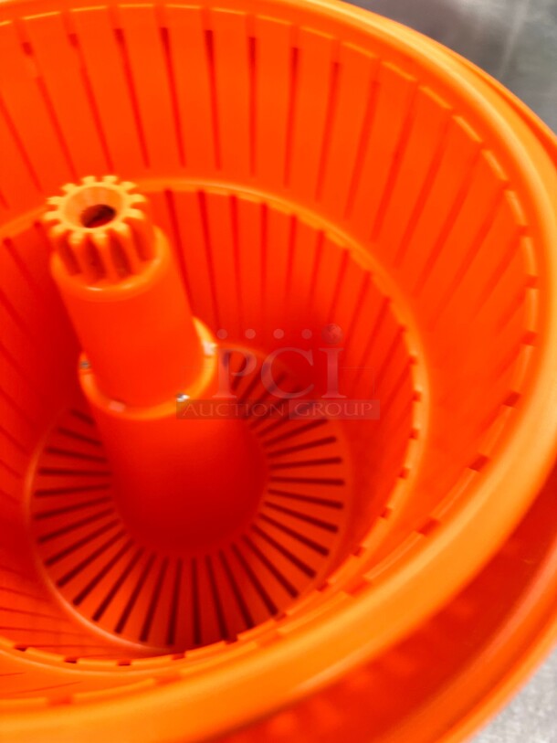 Dynamic E004 Manual Salad Spinner - 5 gal Capacity, Dries 6 to 8 Heads of Lettuce - Image 7 of 10