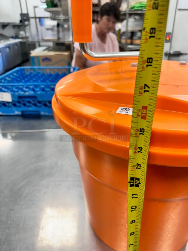 Dynamic E004 Manual Salad Spinner - 5 gal Capacity, Dries 6 to 8 Heads of Lettuce - Image 9 of 10