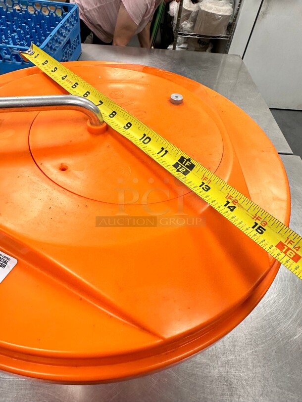 Dynamic E004 Manual Salad Spinner - 5 gal Capacity, Dries 6 to 8 Heads of Lettuce - Image 10 of 10