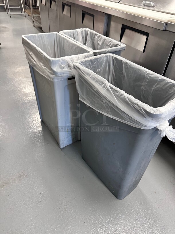 Plastic Trash Container - Image 4 of 5