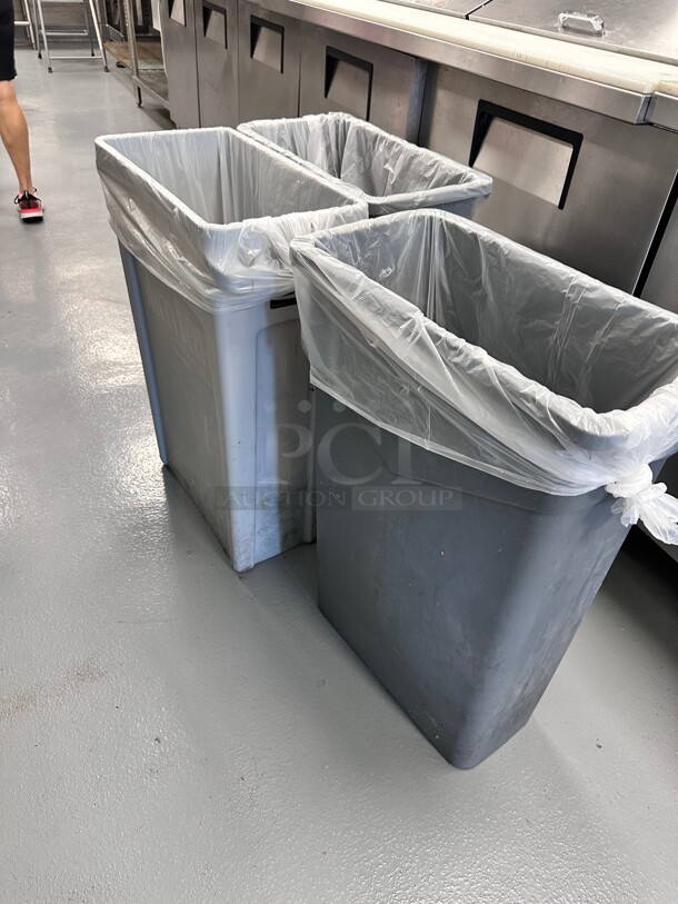 Plastic Trash Container - Image 5 of 5