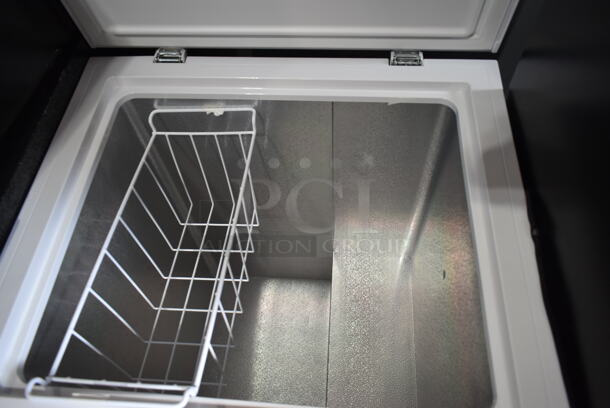 Hisense WFC050M6XWD Metal Commercial Chest Freezer w/ Hinge Lid. 115 Volts, l Phase. Tested and Working! - Image 2 of 3