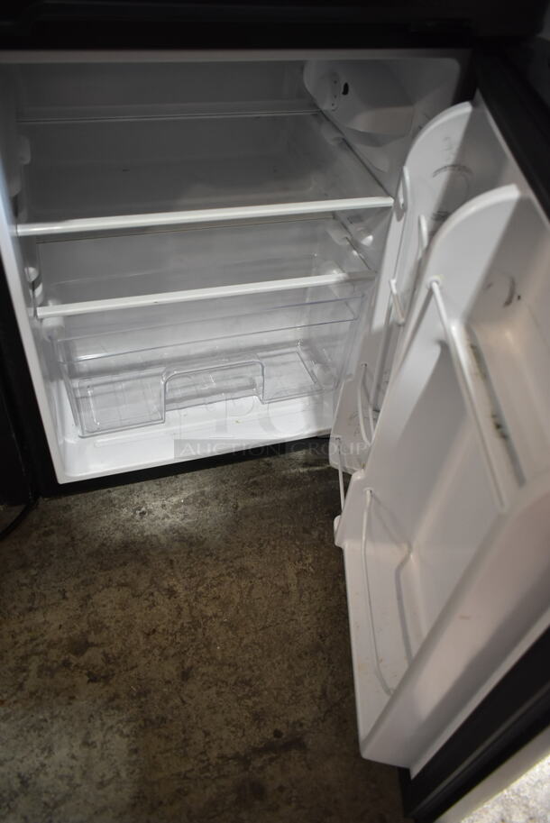 Costway EP22672BK Metal Mini Cooler w/ Freezer. 115 Volts, 1 Phase. Tested and Powers On But Does Not Get Cold - Image 3 of 4