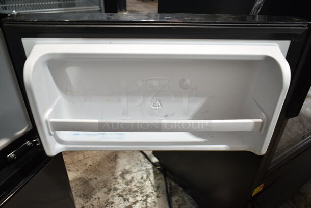 Galanz GLR31TS1E02 Mini Cooler Freezer. 120 Volts, 1 Phase. Tested and Powers On But Does Not Get Cold - Image 3 of 6