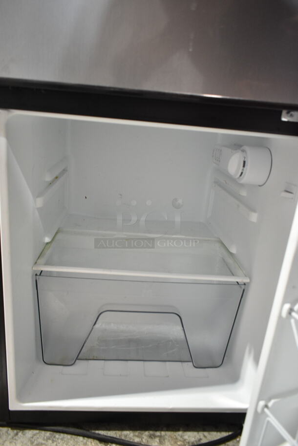 Galanz GLR31TS1E02 Mini Cooler Freezer. 120 Volts, 1 Phase. Tested and Powers On But Does Not Get Cold - Image 5 of 6