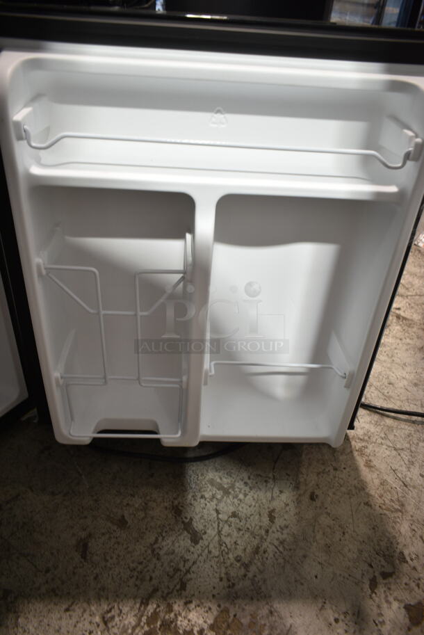 Galanz GLR31TS1E02 Mini Cooler Freezer. 120 Volts, 1 Phase. Tested and Working! - Image 6 of 6