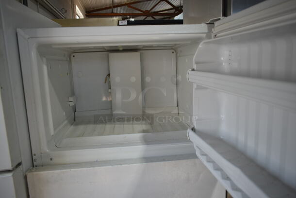 Hotpoint CTX14AYBJRWW Metal Cooler Freezer Combo Unit. 115 Volts, 1 Phase. Tested and Powers On But Does Not Get Cold - Image 2 of 4