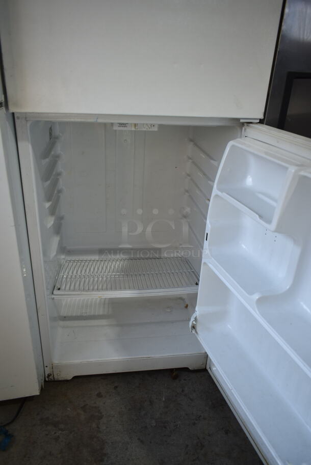 Hotpoint CTX14AYBJRWW Metal Cooler Freezer Combo Unit. 115 Volts, 1 Phase. Tested and Powers On But Does Not Get Cold - Image 3 of 4