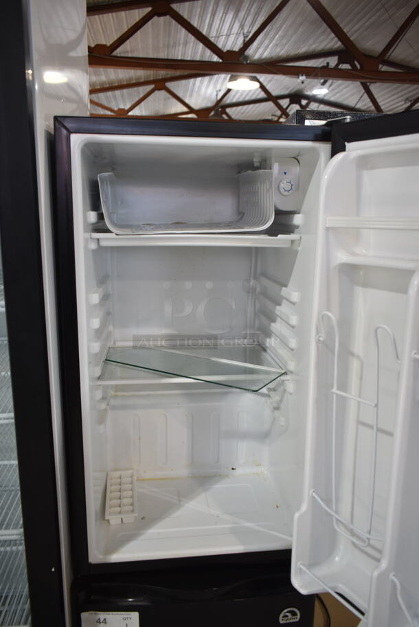 Tramontina 80901/100 Metal Mini Cooler. 115 Volts, 1 Phase. Tested and Powers On But Does Not Get Cold - Image 2 of 3