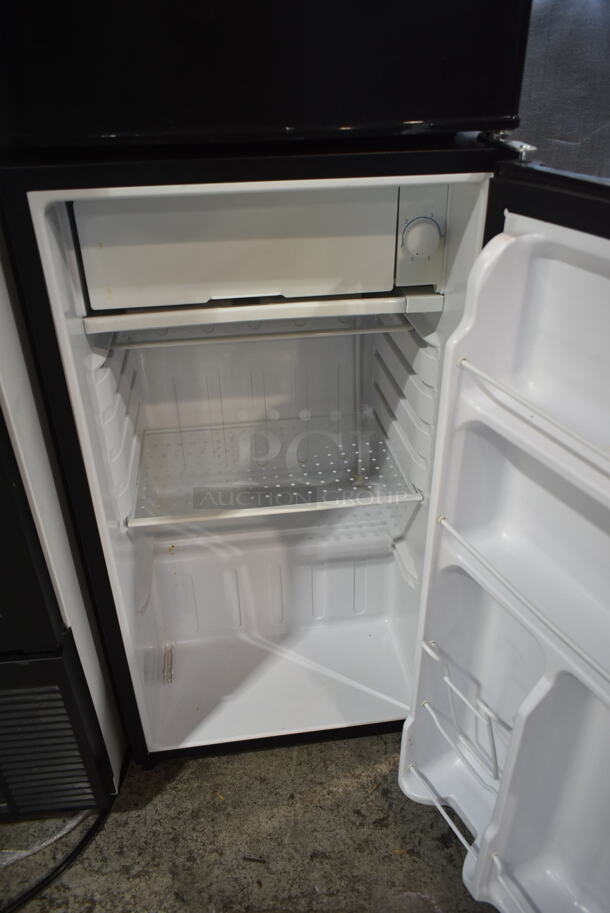 Igloo FR328C-BLACK Metal Mini Cooler. 115 Volts, 1 Phase. Tested and Powers On But Does Not Get Cold - Image 2 of 3