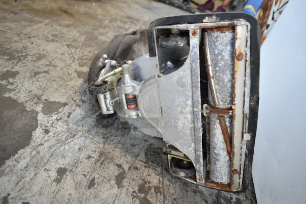 Hoover Vacuum Cleaner. 115 Volts, 1 Phase. Tested and Does Not Power On - Image 4 of 6