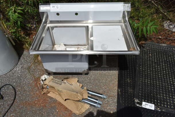BRAND NEW SCRATCH AND DENT! Steelton 522CS11818R  38 3/4" 18-Gauge Stainless Steel One Compartment Commercial Sink with Right Drainboard - 18" x 18" x 12" Bowl - Image 2 of 6