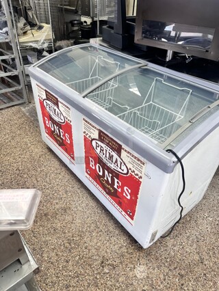 Late Model Premium Levella 10.9 cu. ft. Curved Glass Top Chest Freezer  115 Volt Working