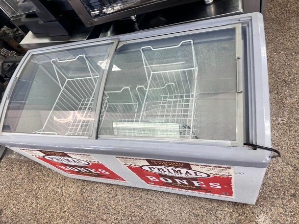Late Model Premium Levella 10.9 cu. ft. Curved Glass Top Chest Freezer  115 Volt Working - Image 3 of 3