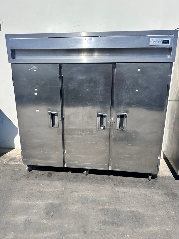 Late Model Delfield SSR3-S Specification Line Three-Section Full Door Reach-In Refrigerator 115 Volt Working - Image 6 of 7