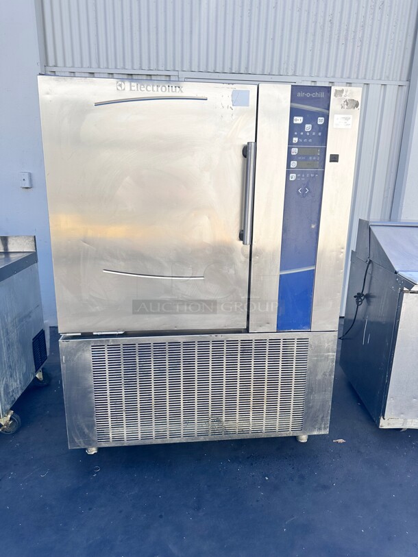Electrolux Commercial 727742 49 inch Floor Model Blast Chiller - (10) Pan Capacity, 208v/3ph Working - Image 2 of 7