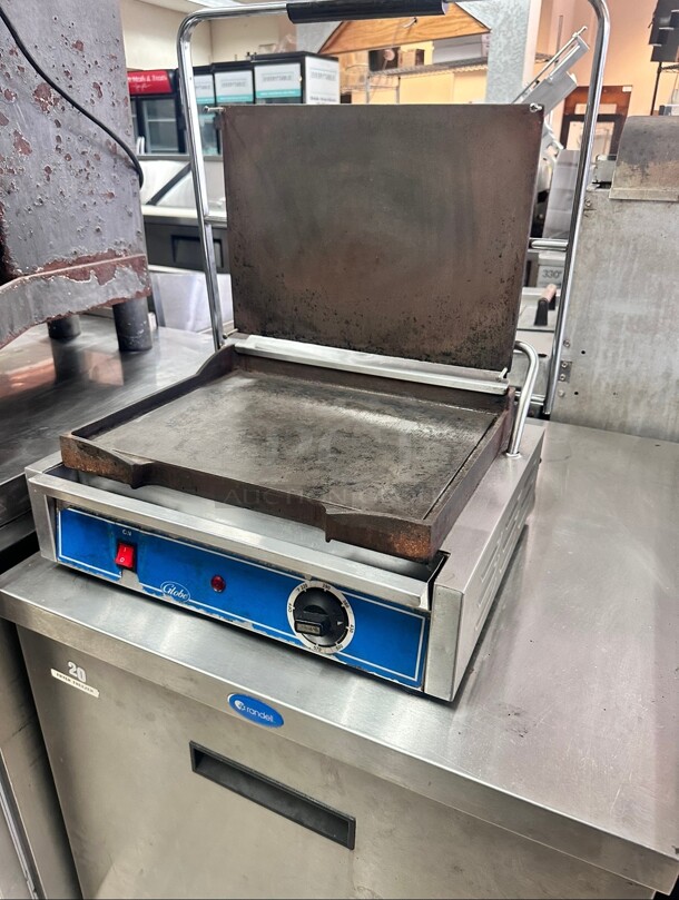 Used Globe GSG1410 Single Commercial Panini Press w/ Cast Iron Smooth Plates, 120v Working - Image 2 of 10