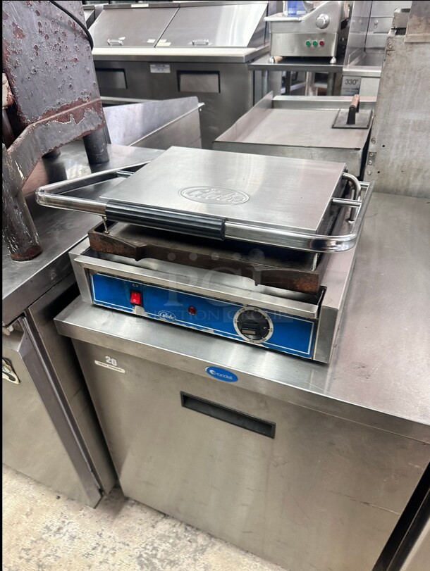 Used Globe GSG1410 Single Commercial Panini Press w/ Cast Iron Smooth Plates, 120v Working - Image 3 of 10