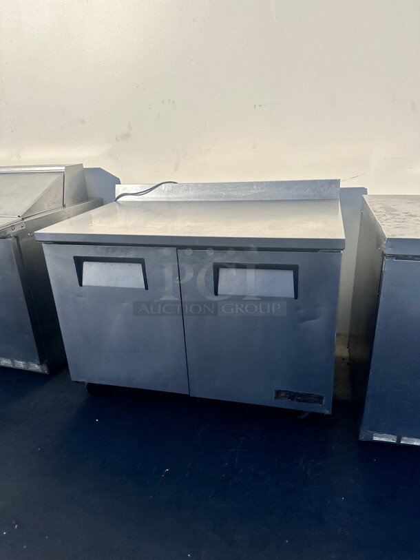 Used True TWT-48 48 inch Worktop Refrigerator w/ (2) Sections, 115v working - Image 2 of 7