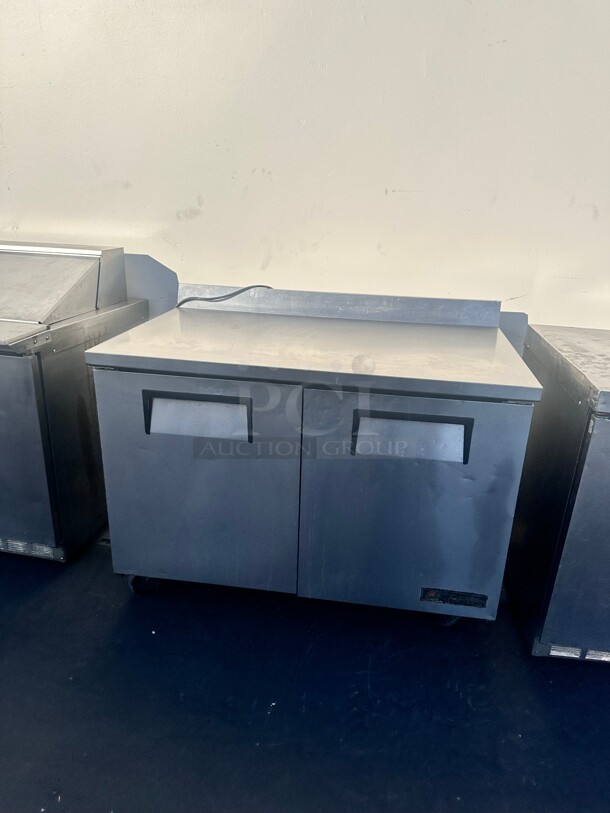 Used True TWT-48 48 inch Worktop Refrigerator w/ (2) Sections, 115v working - Image 4 of 7