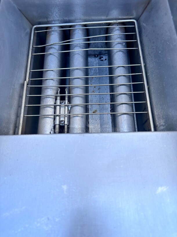 Used Working Pitco VF-35S Gas Fryer - (1) 35 lb Vat, Floor Model, Natural Gas  - Image 3 of 8