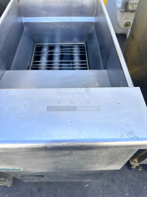 Used Working Pitco VF-35S Gas Fryer - (1) 35 lb Vat, Floor Model, Natural Gas  - Image 4 of 8