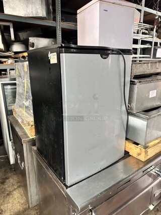 Oster - 5.0 Cu. Ft. Compact Refrigerator - Silver 115  Volt Working