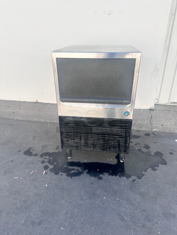Late Model Used Hoshizaki KM-151BAH 24 inch Air Cooled Undercounter Crescent Cube Ice Machine with  Bin - 115V, 163 lb. per day Working - Image 3 of 6