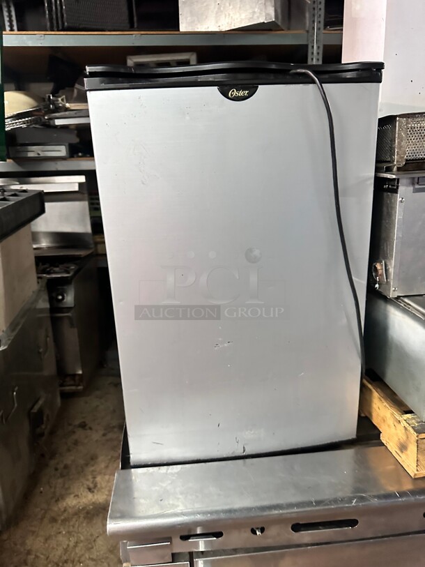 Oster - 5.0 Cu. Ft. Compact Refrigerator - Silver 115  Volt Working - Image 2 of 4