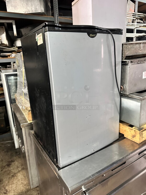 Oster - 5.0 Cu. Ft. Compact Refrigerator - Silver 115  Volt Working - Image 3 of 4