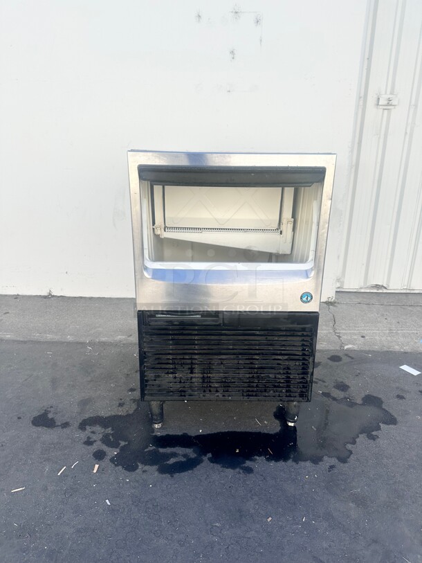 Late Model Used Hoshizaki KM-151BAH 24 inch Air Cooled Undercounter Crescent Cube Ice Machine with  Bin - 115V, 163 lb. per day Working - Image 5 of 6